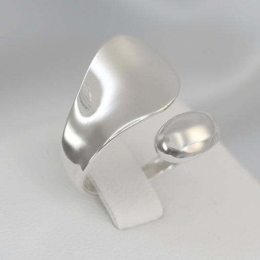 Stylish silver crossover ring UK featuring a smooth, modern design for trendy accessories