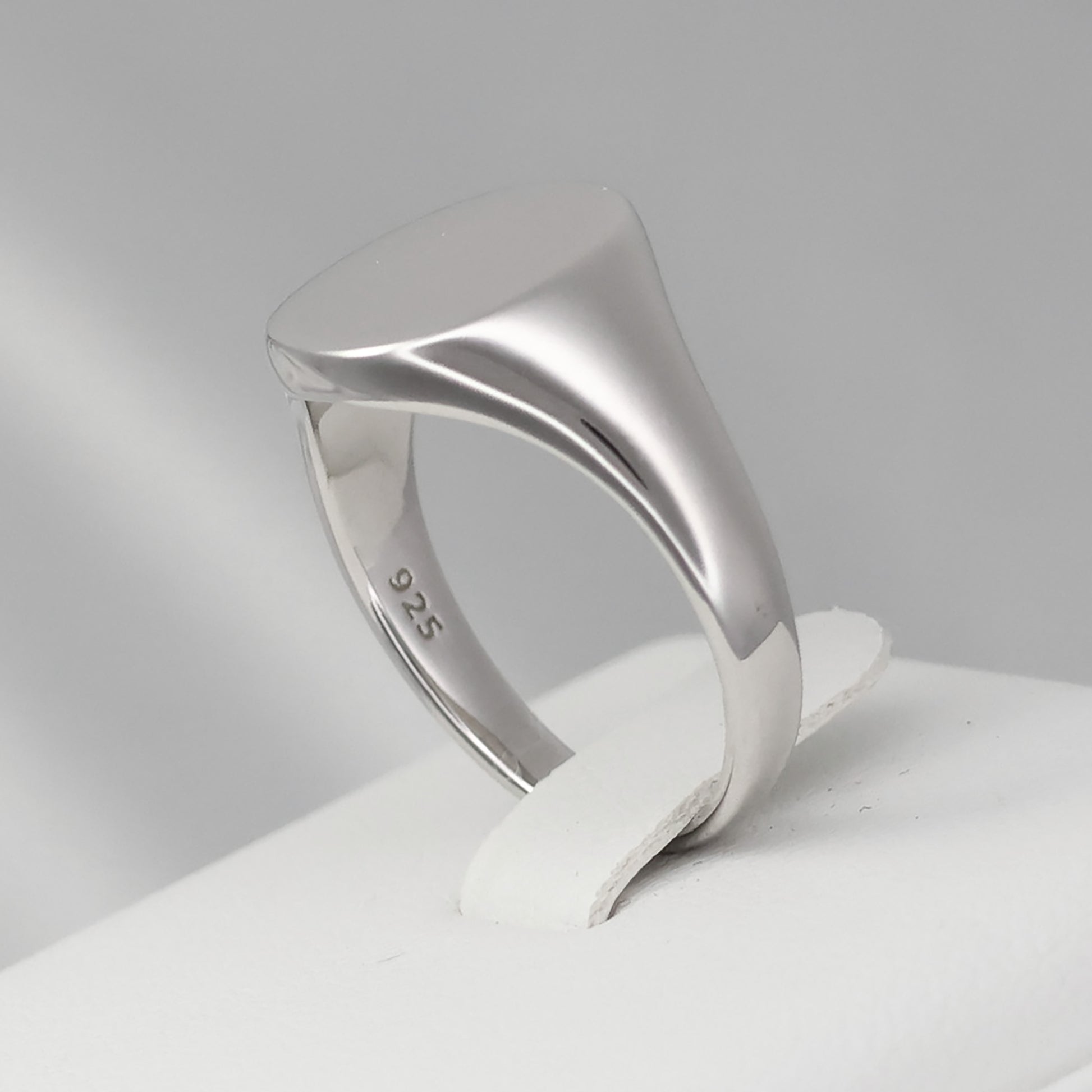 Sleek silver signet ring size R with polished finish, perfect for stylish outfits