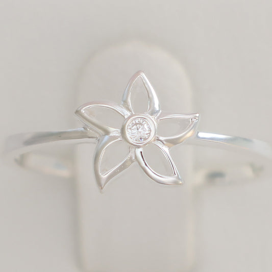 Elegant silver star flower ring featuring a sparkling center stone for a touch of sophistication