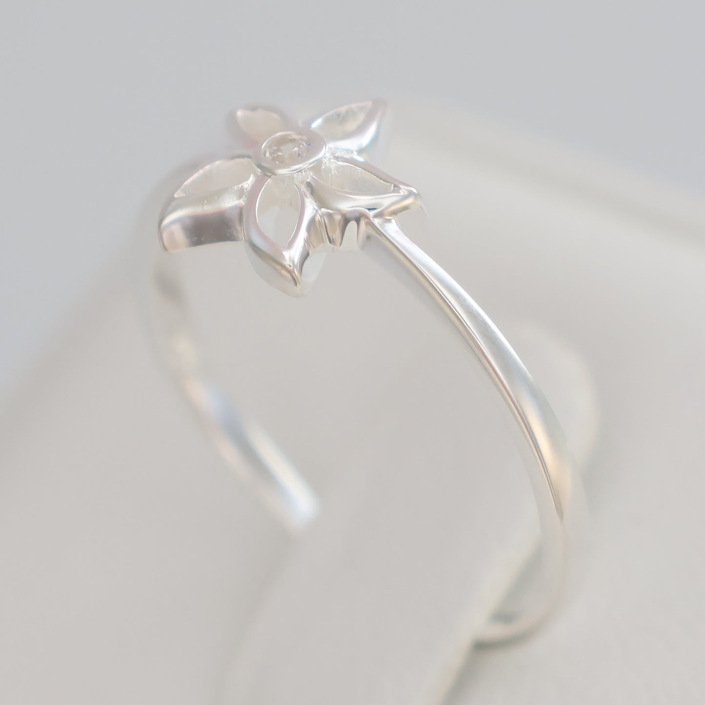 Elegant silver star flower ring featuring a delicate flower design and a sparkling center stone