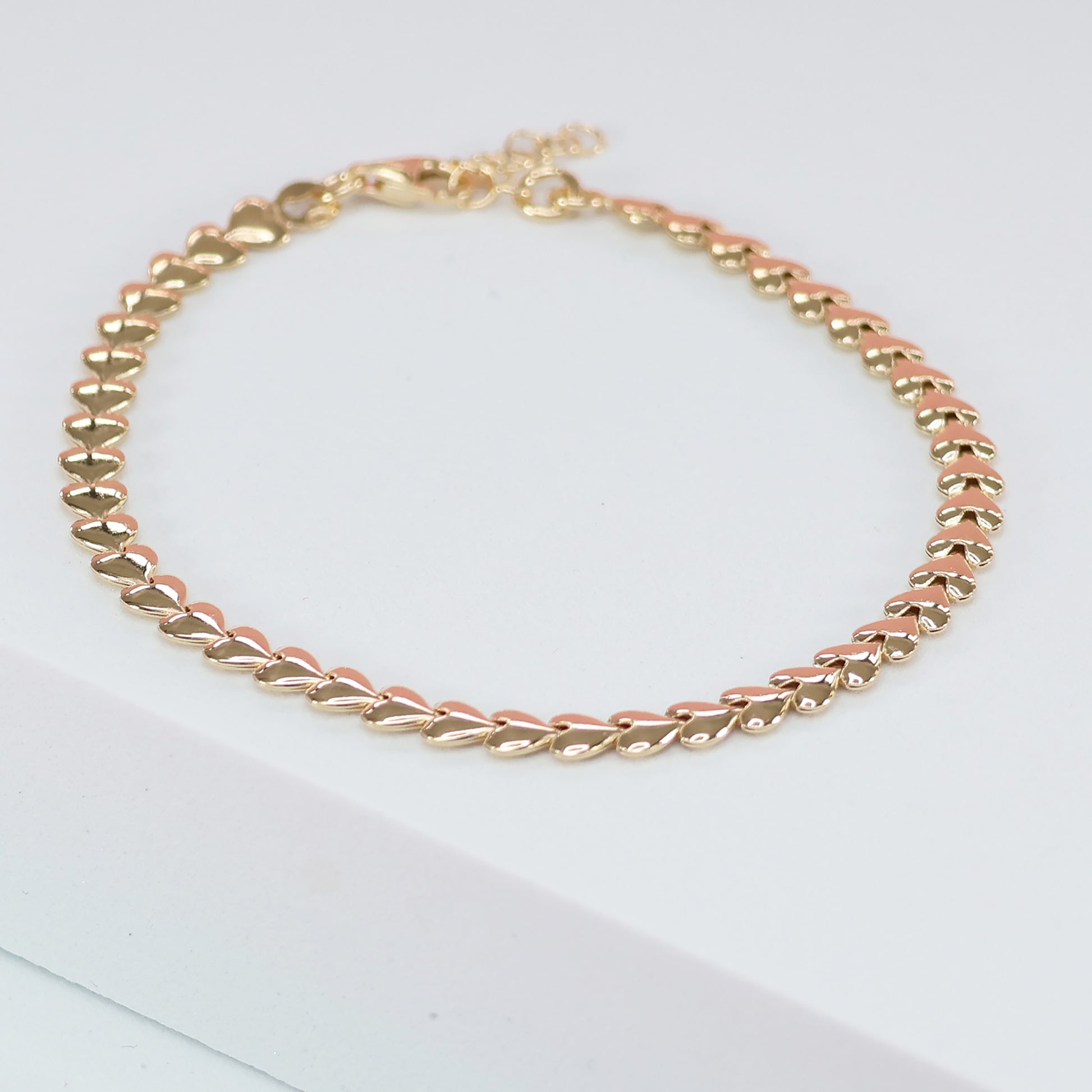 Elegant heart link bracelet for her in gold with a stylish design for everyday wear